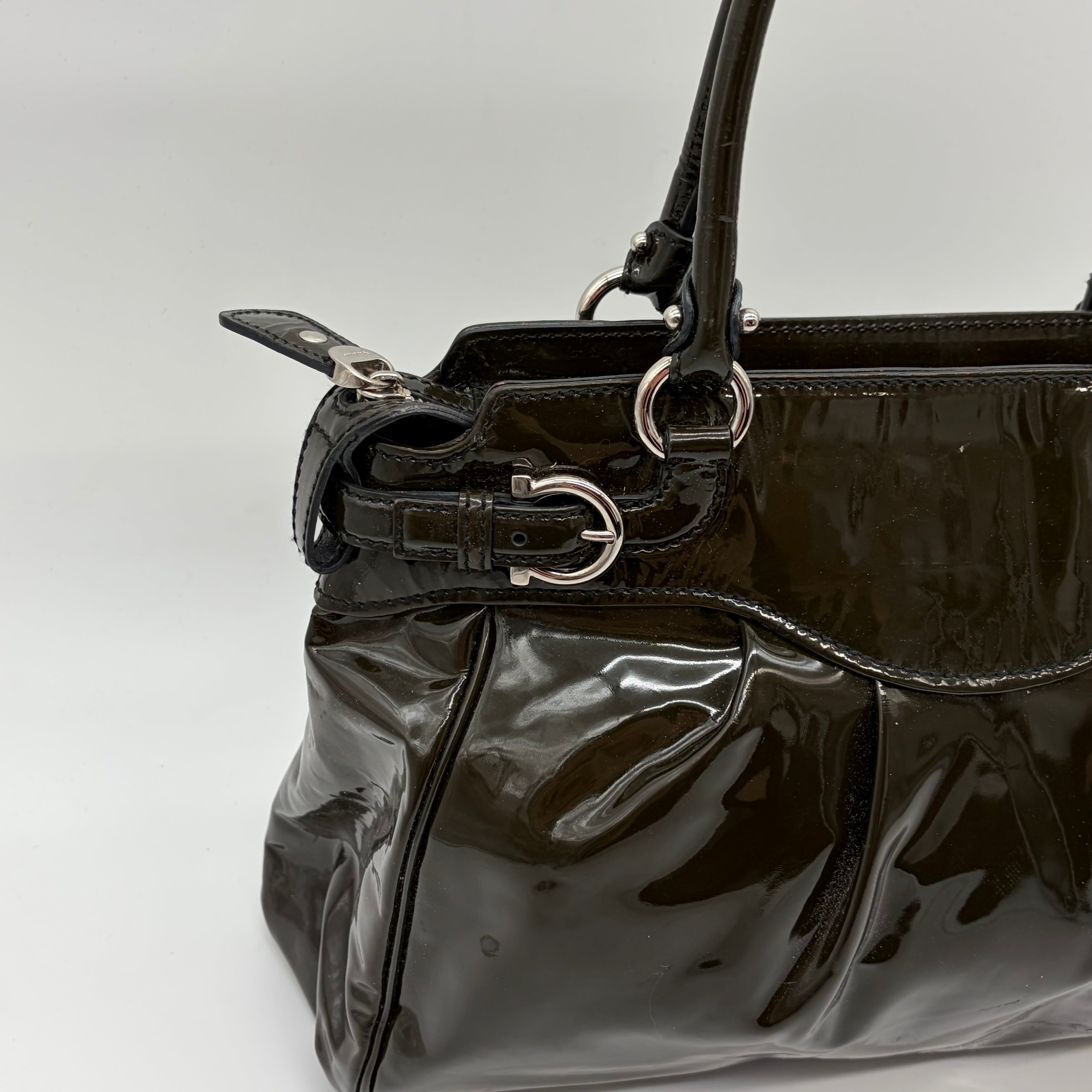 Salvatore Ferragamo Gancini Tote Lackleder Dunkelolive – Vintage