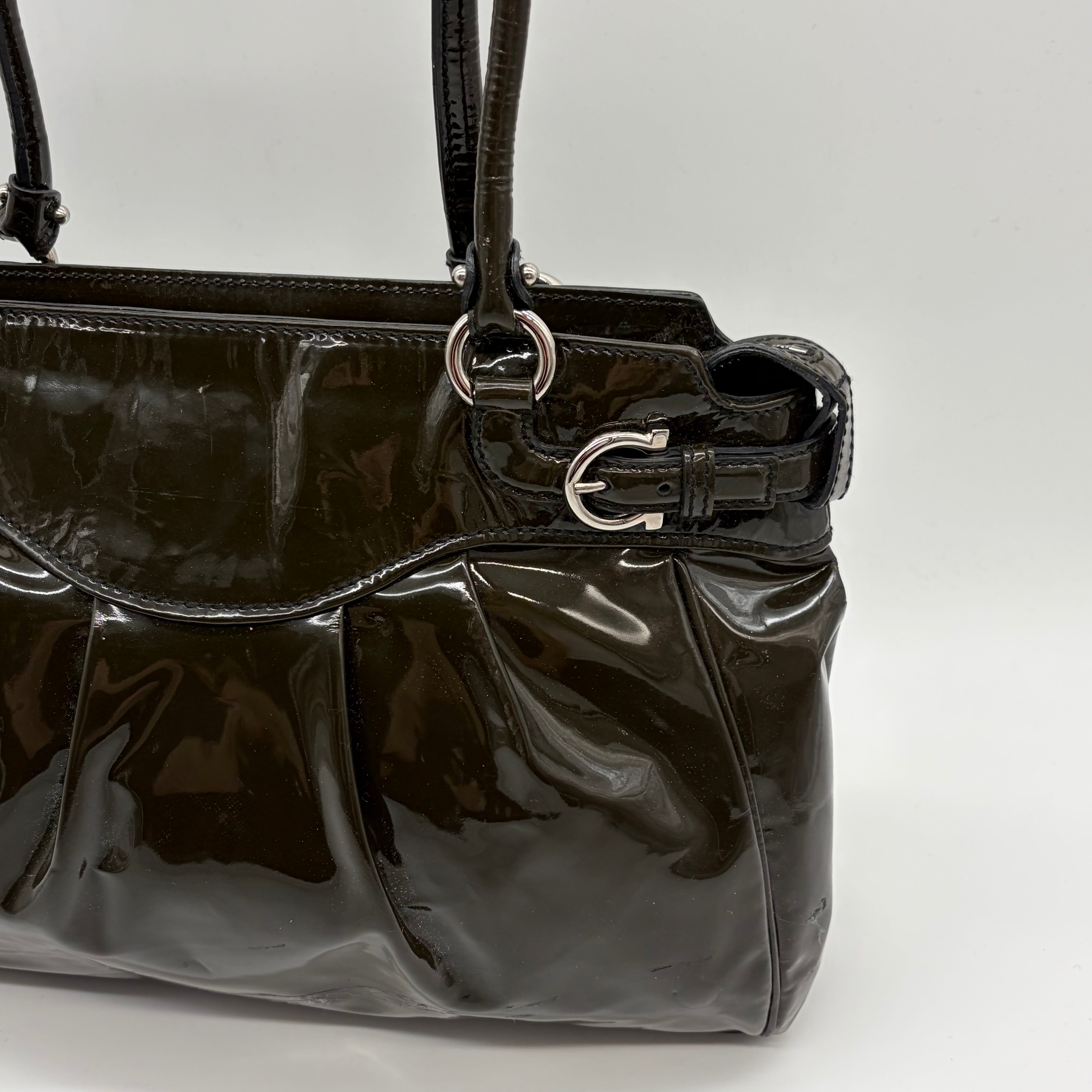 Salvatore Ferragamo Gancini Tote Lackleder Dunkelolive – Vintage