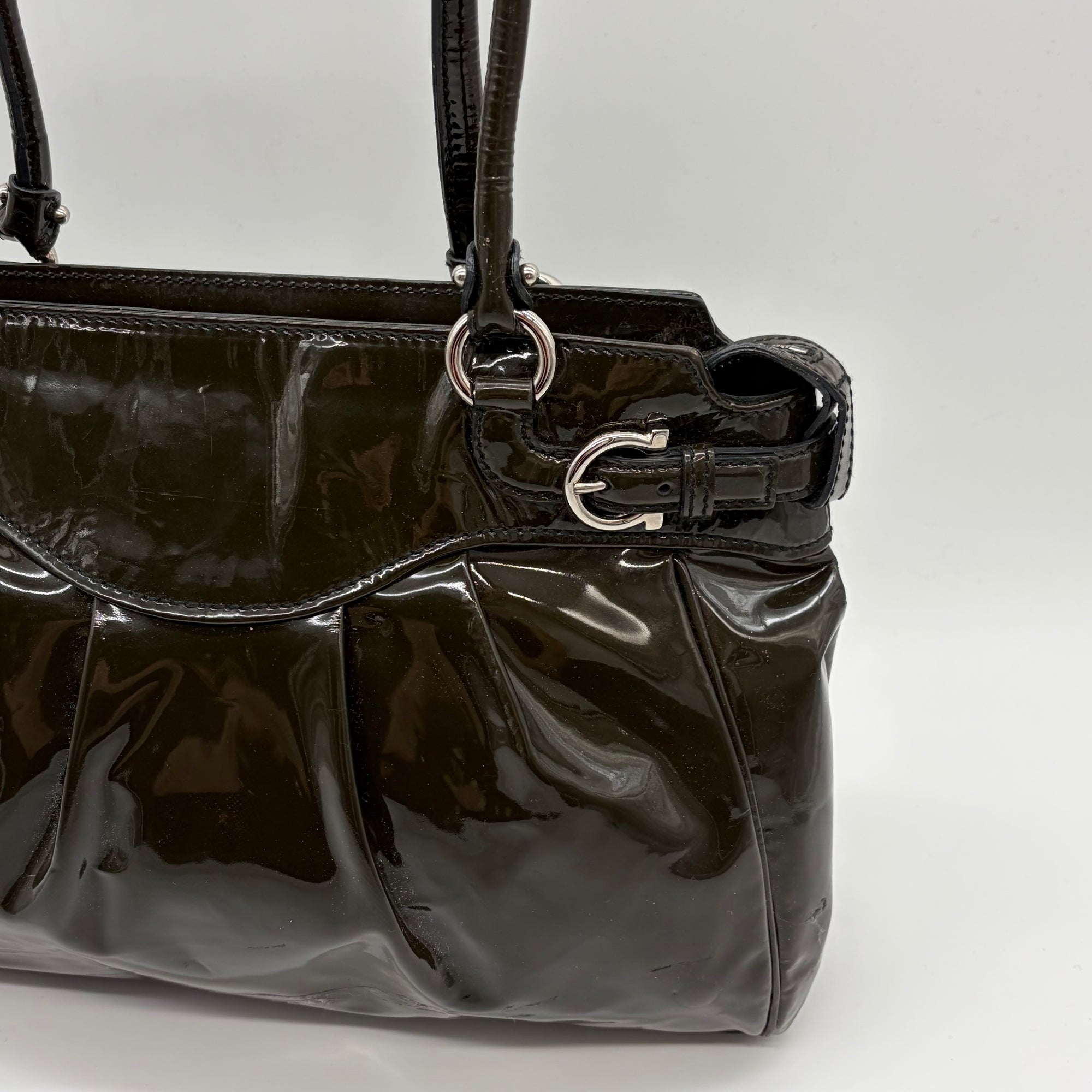 Salvatore Ferragamo Gancini Tote Lackleder Dunkelolive – detail view 2