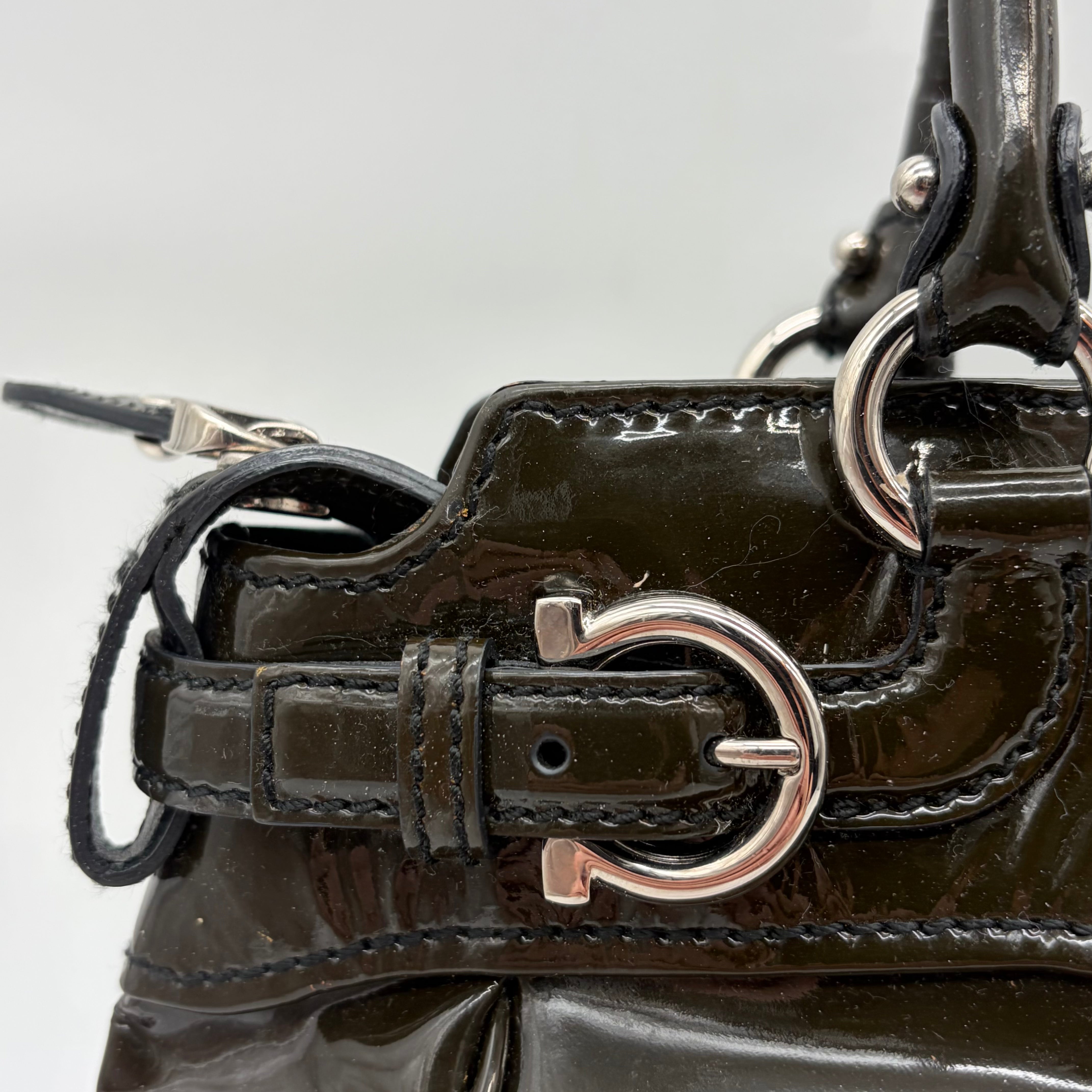 Salvatore Ferragamo Gancini Tote Lackleder Dunkelolive – Vintage