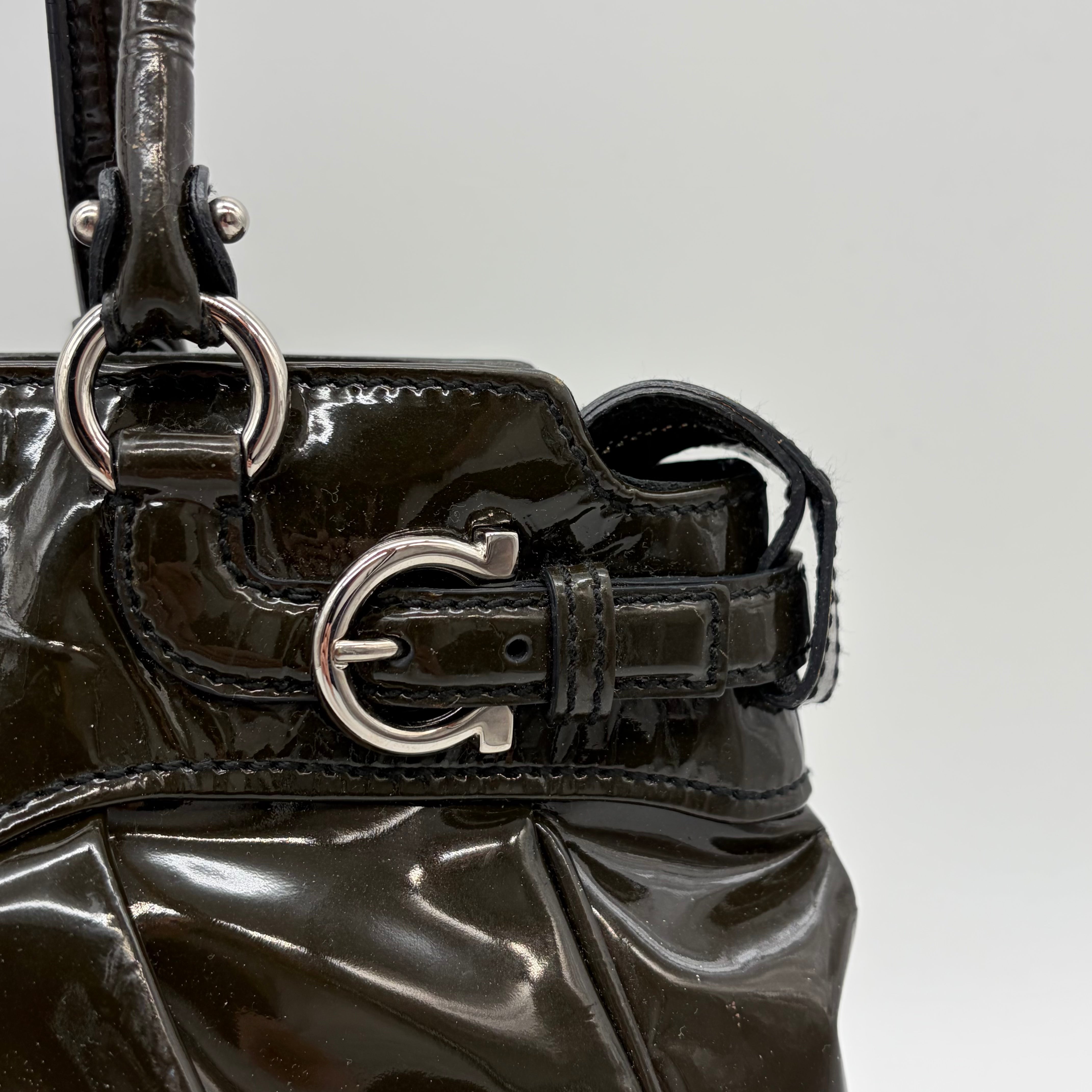 Salvatore Ferragamo Gancini Tote Lackleder Dunkelolive – Vintage