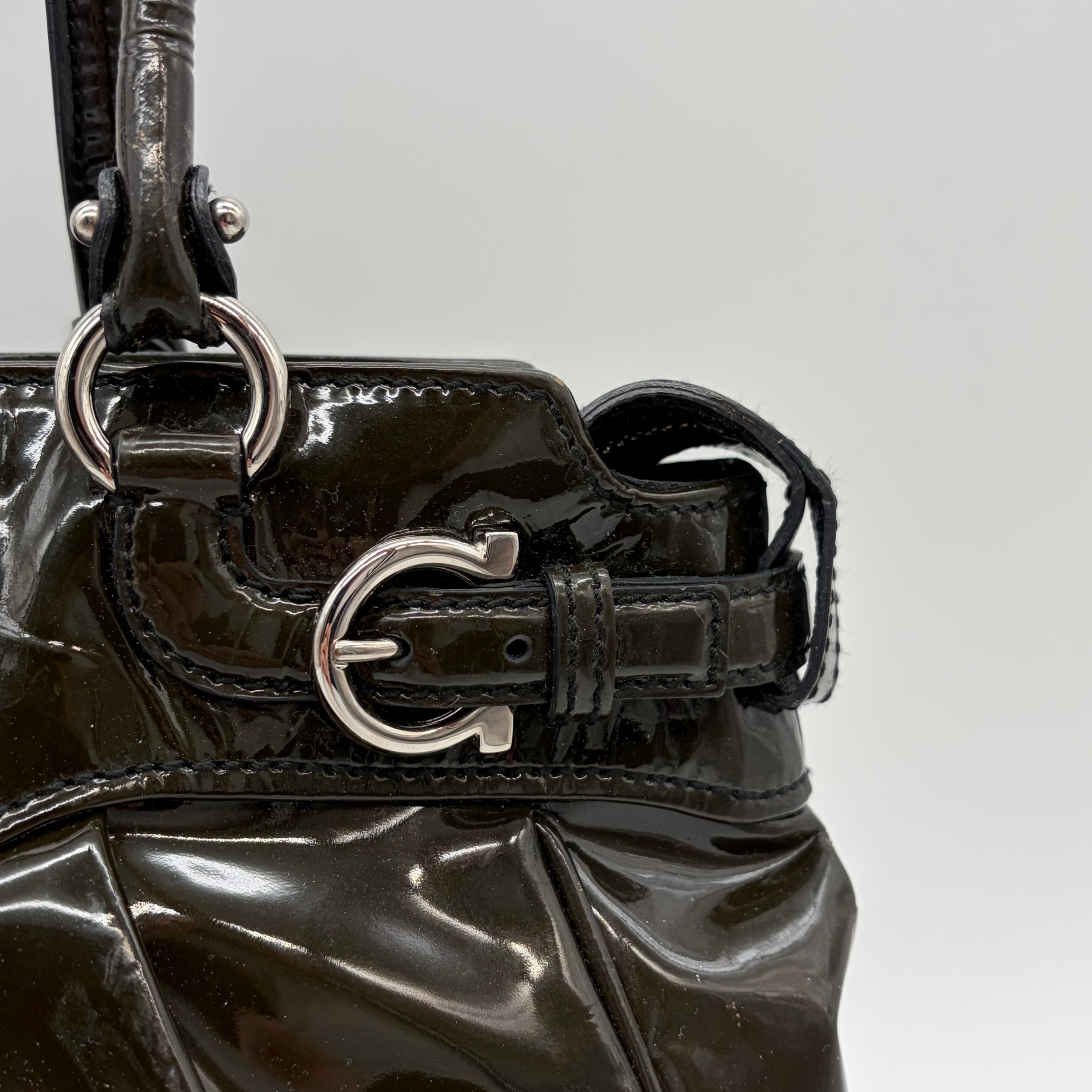 Salvatore Ferragamo Gancini Tote Lackleder Dunkelolive – detail view 4