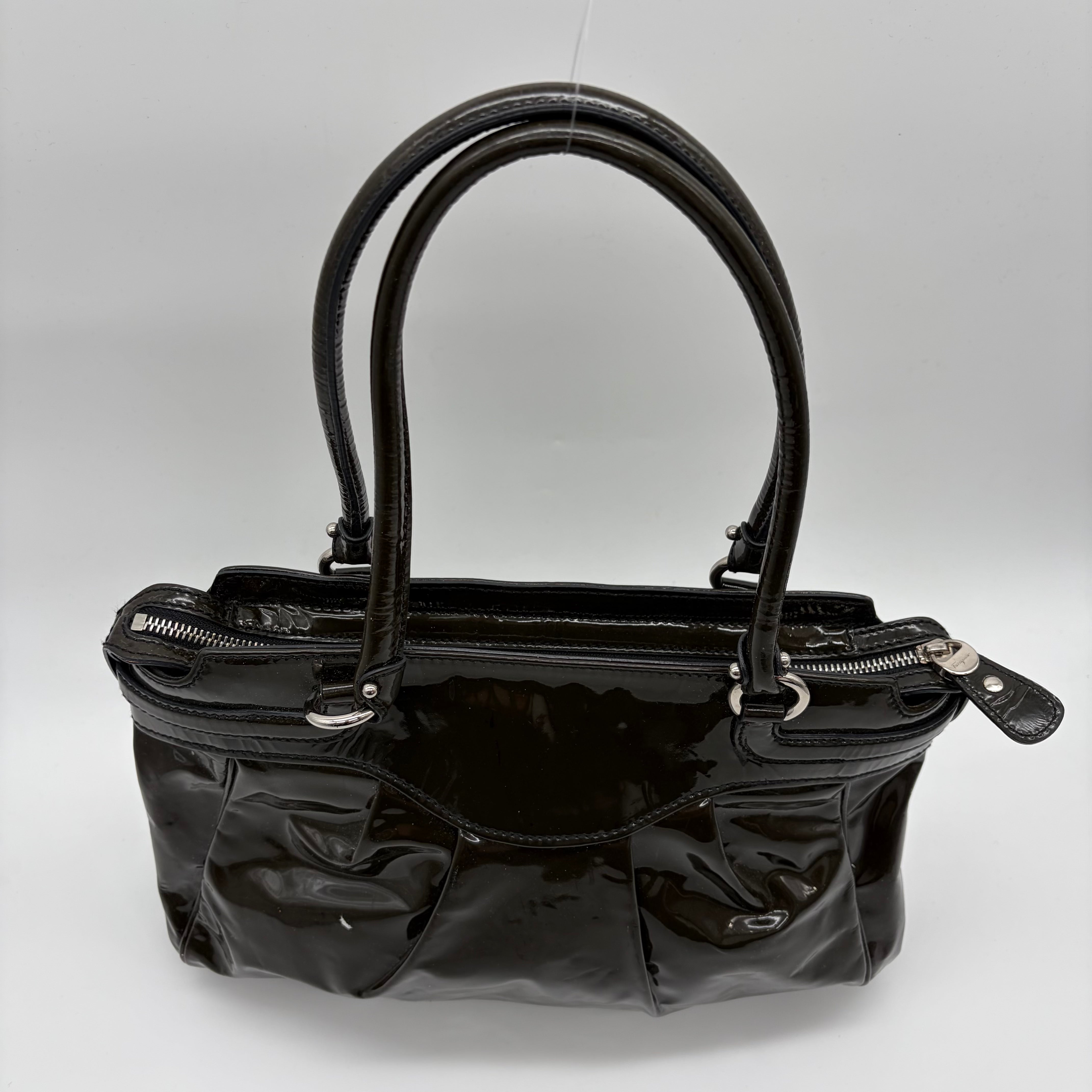 Salvatore Ferragamo Gancini Tote Lackleder Dunkelolive – Vintage