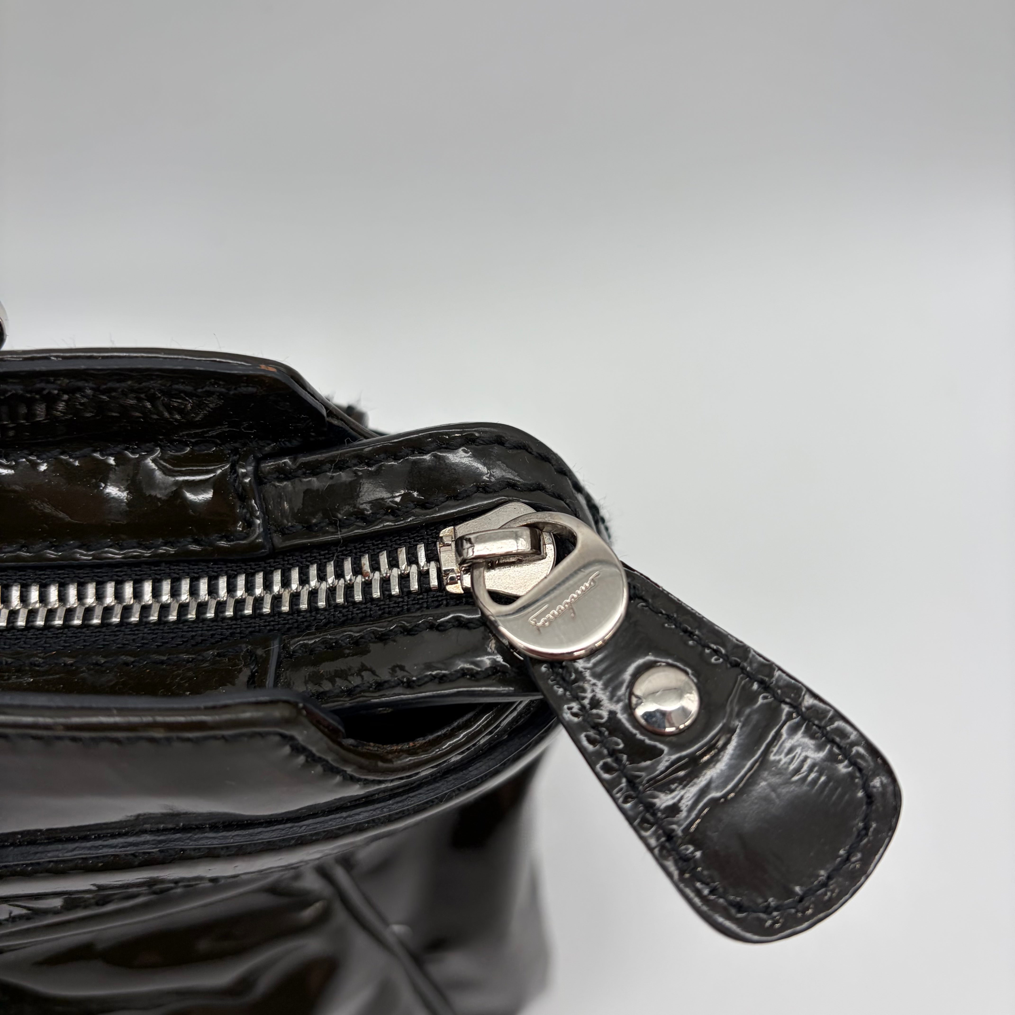 Salvatore Ferragamo Gancini Tote Lackleder Dunkelolive – Vintage