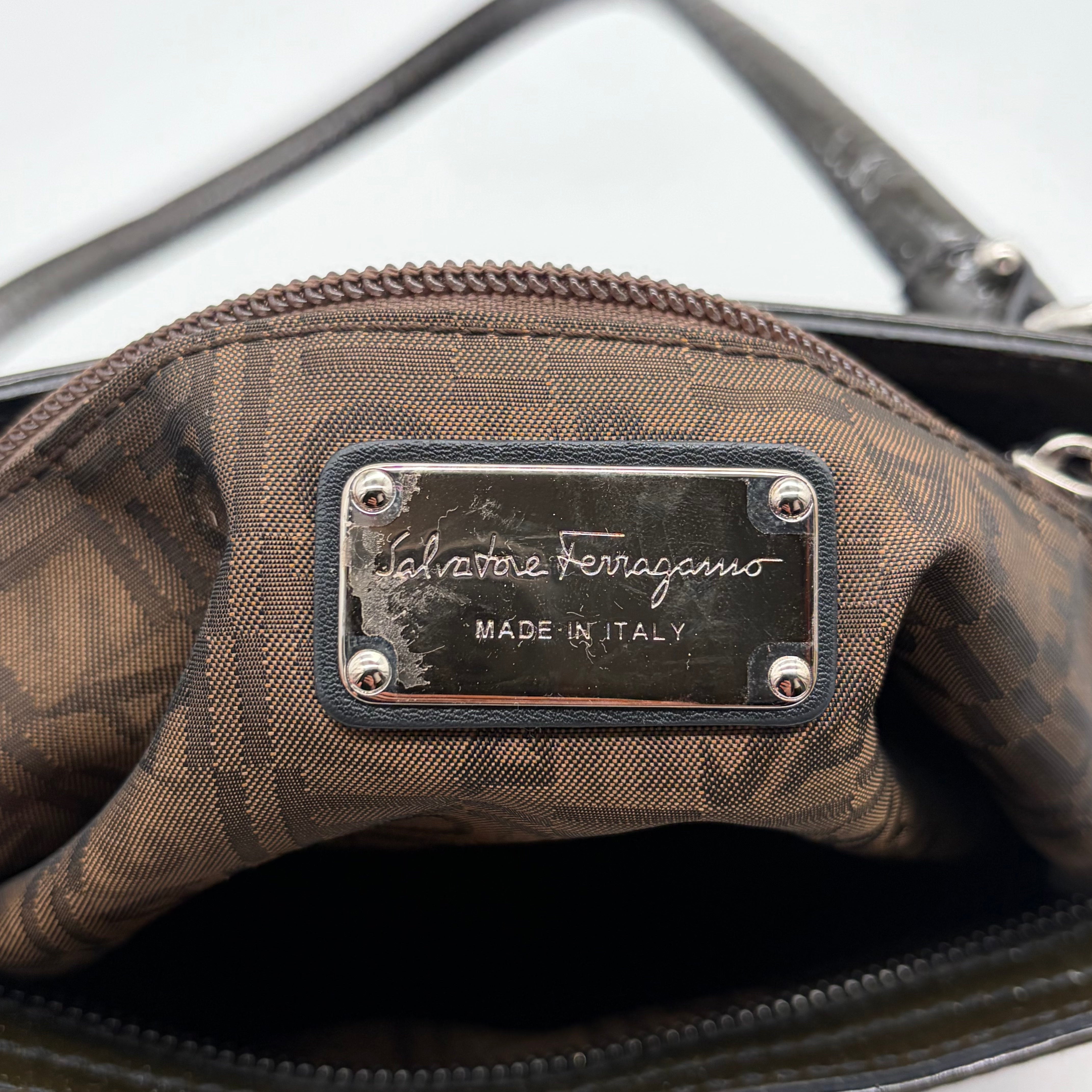 Salvatore Ferragamo Gancini Tote Lackleder Dunkelolive – Vintage
