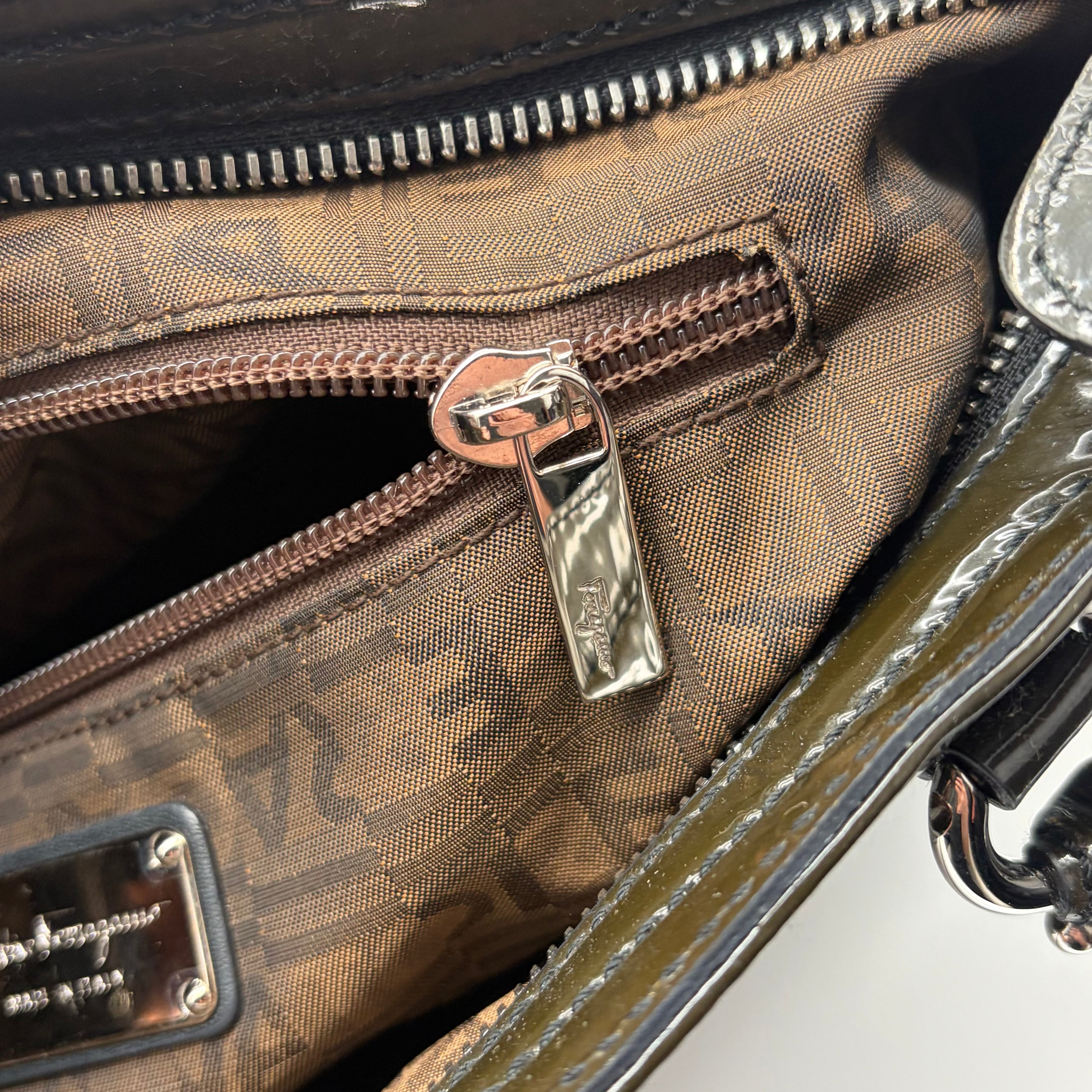 Salvatore Ferragamo Gancini Tote Lackleder Dunkelolive – Vintage