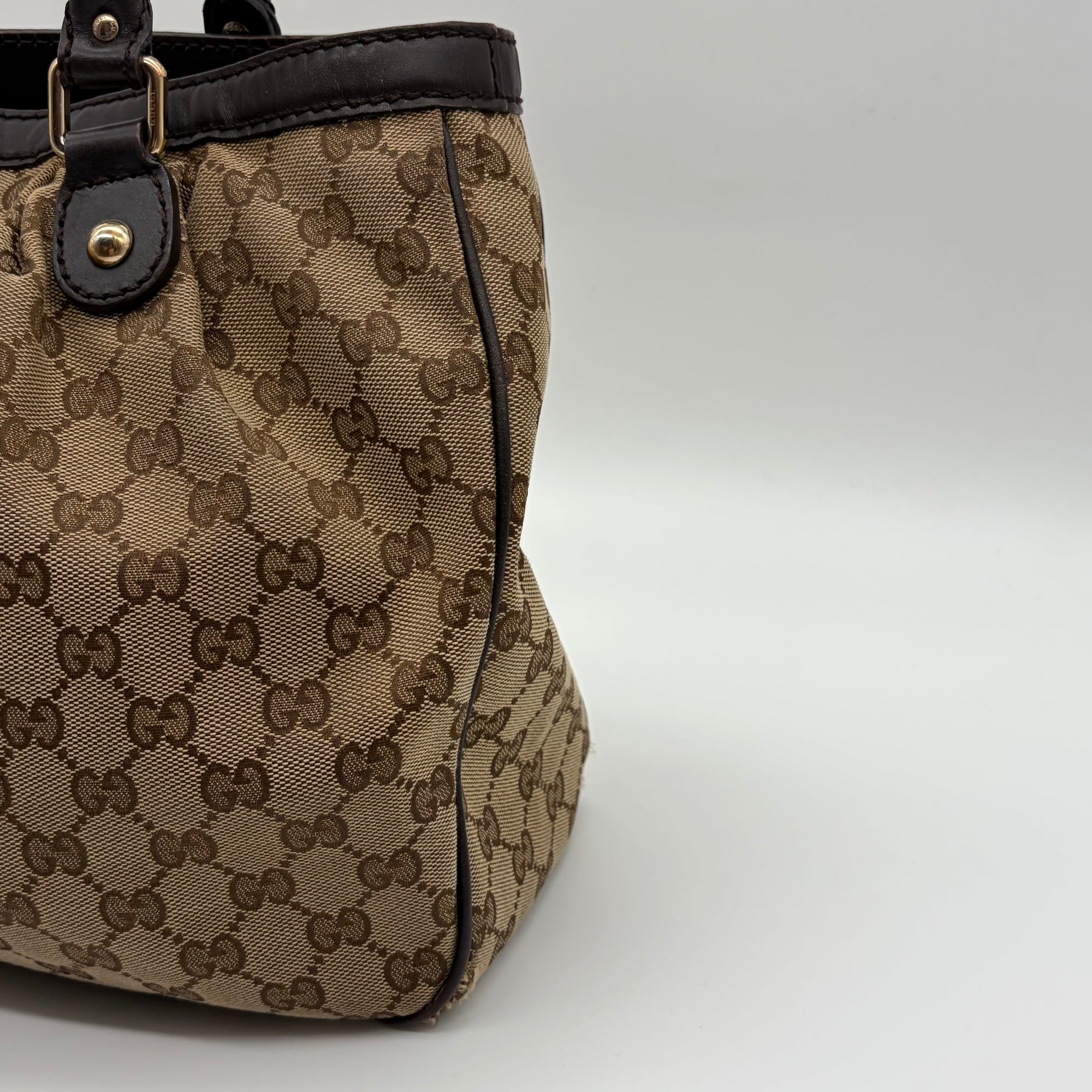 Gucci GG Canvas Tote mit Interlocking G Charm – detail view 2