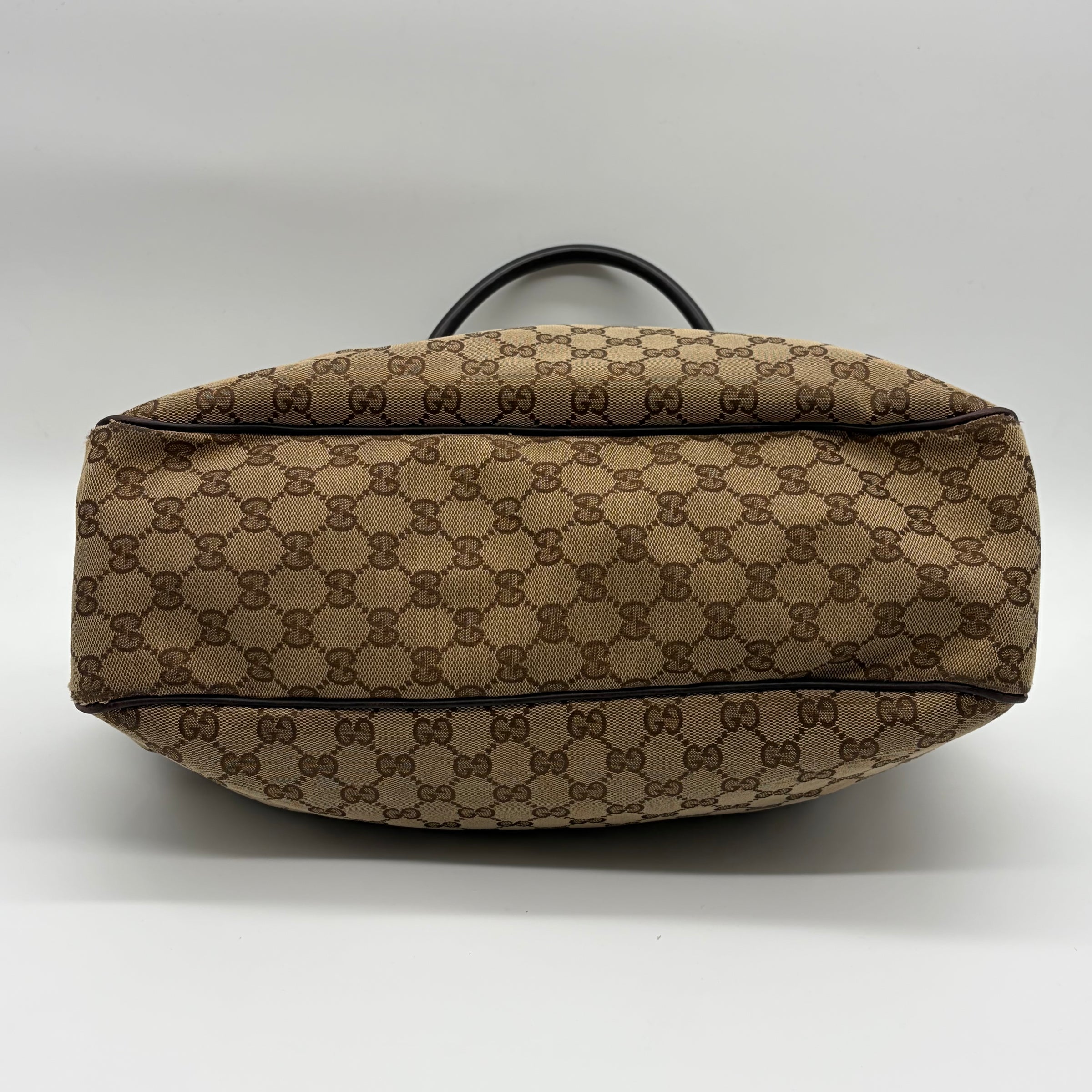 Gucci GG Canvas Tote mit Interlocking G Charm – detail view 4