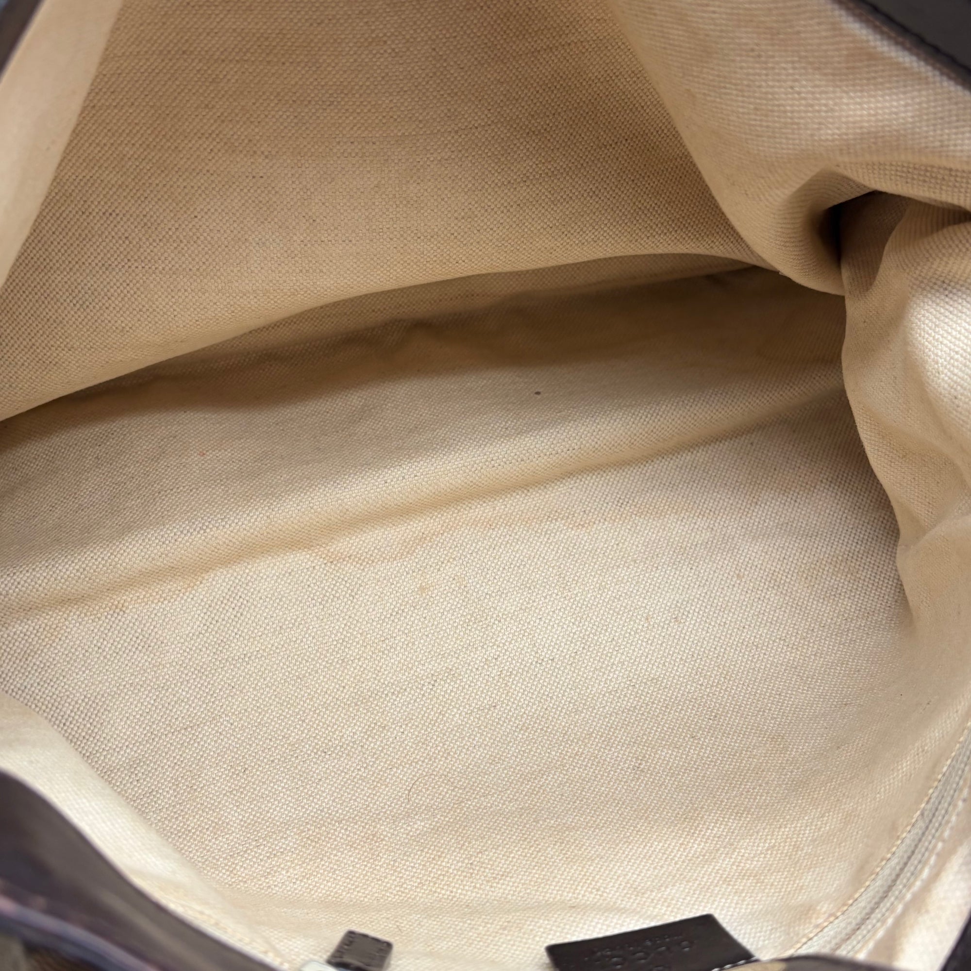 Gucci GG Canvas Tote mit Interlocking G Charm – detail view 8