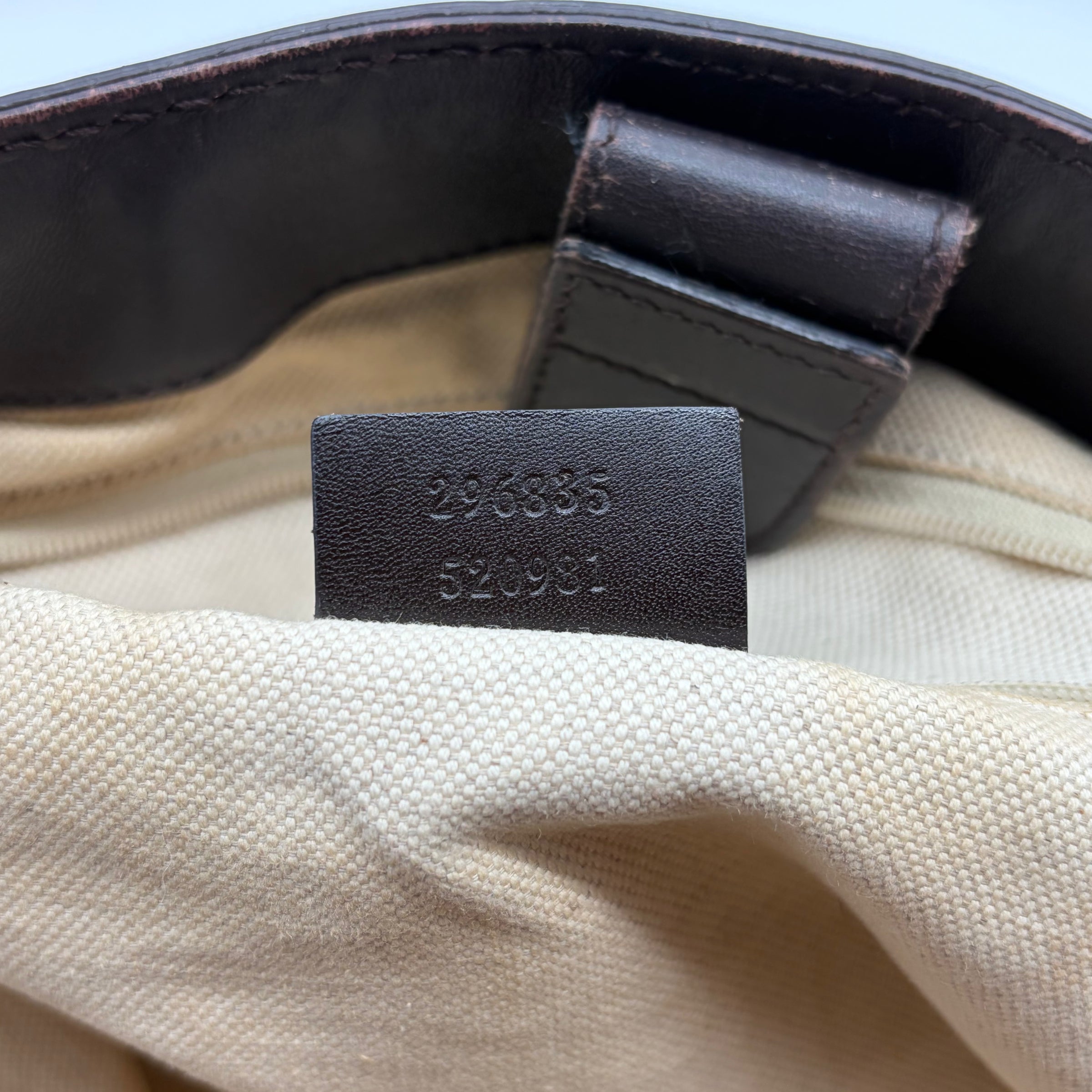 Gucci GG Canvas Tote mit Interlocking G Charm – detail view 10